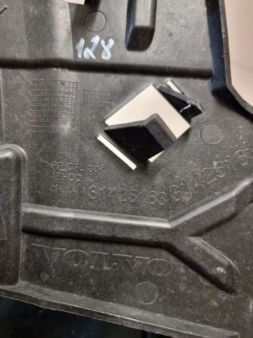 Кронштейн переднего бампера левый для Volvo XC60 2017  (31425163)