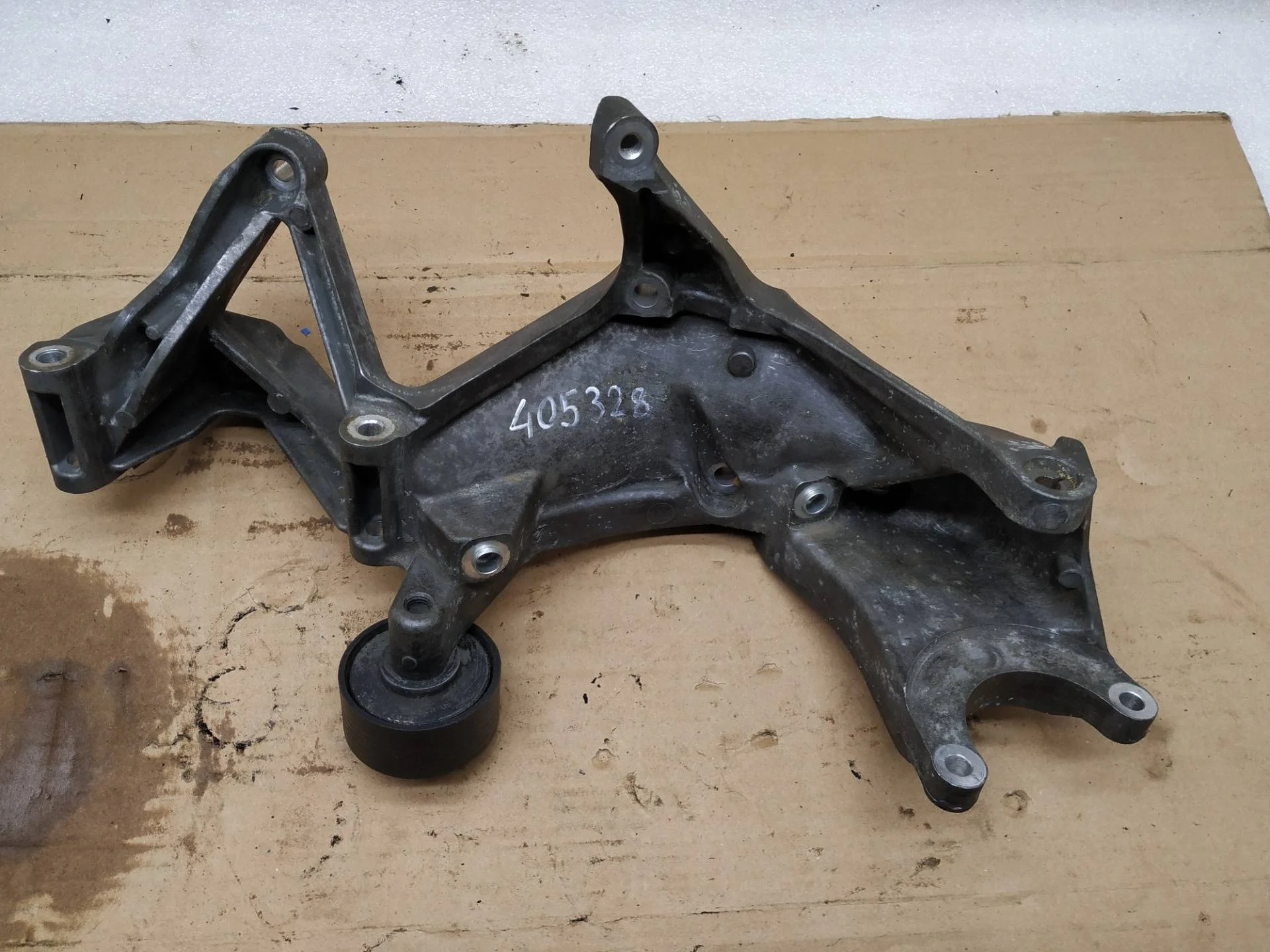 кронштейн генератора Volkswagen Touareg 2 7P6 2011