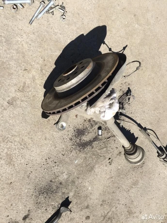 Кулак задний левый правый бмв ф01 ф02 33326796497