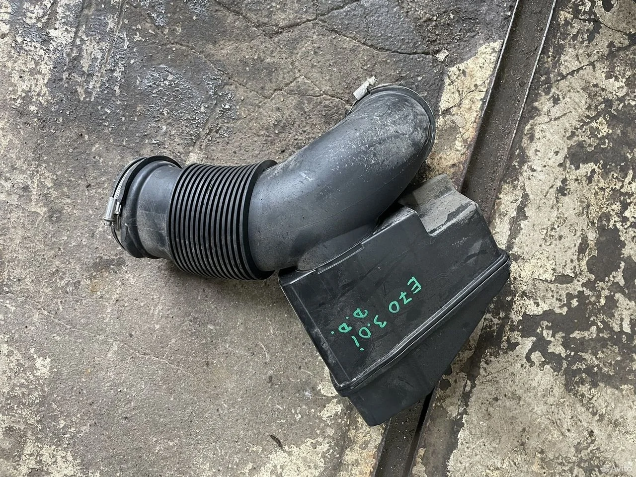 Резонатор воздушного фильтра бмв е70 13717548889