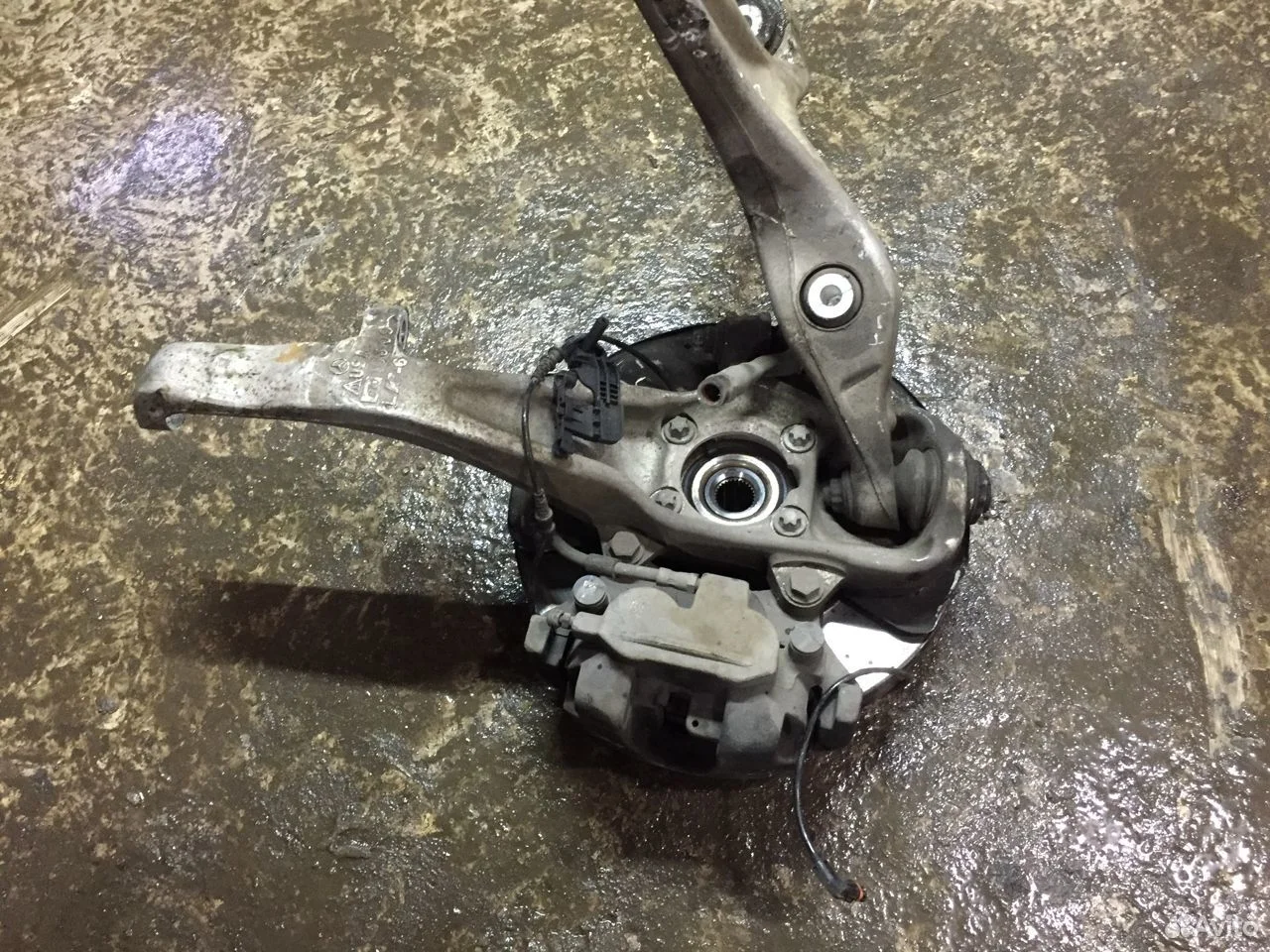 Поворотный кулак левый мерседес w166 a1663300920