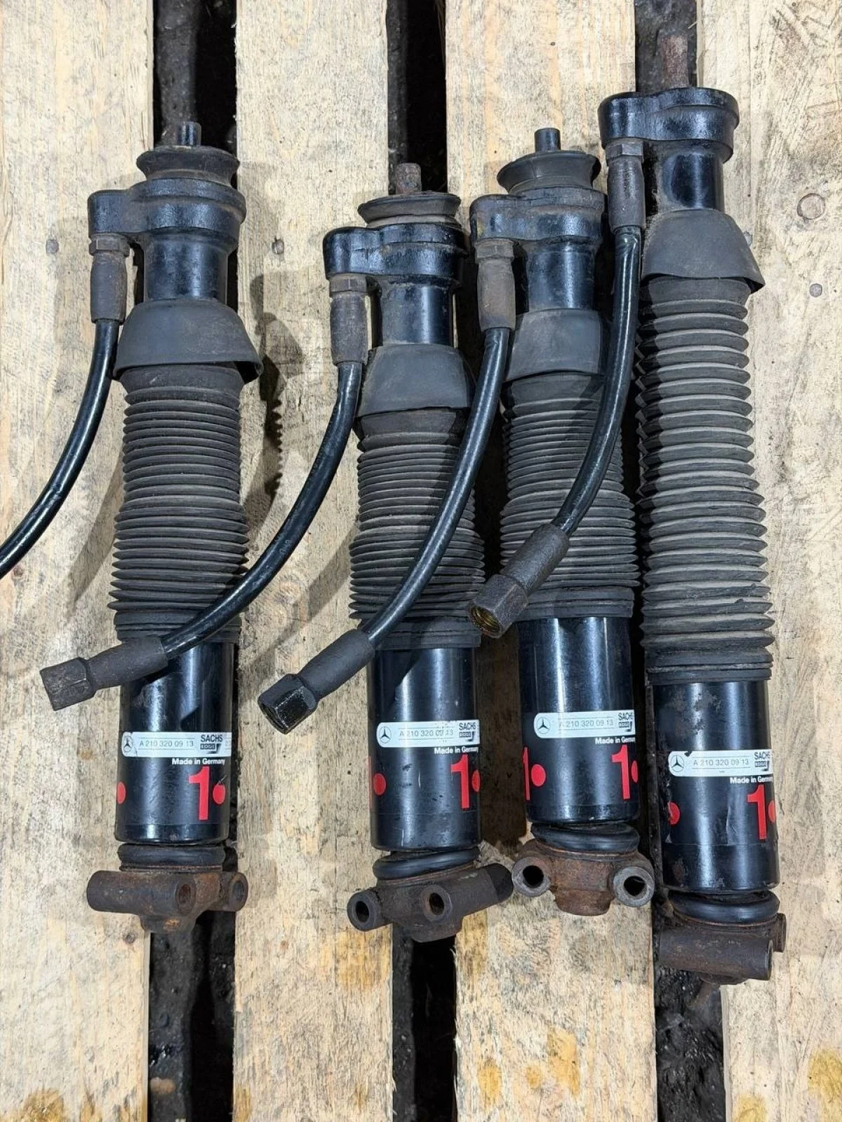 Задний гидроамортизатор Mercedes W210