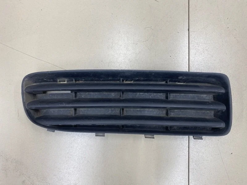 Решетка в бампер передняя правая Skoda Octavia A4