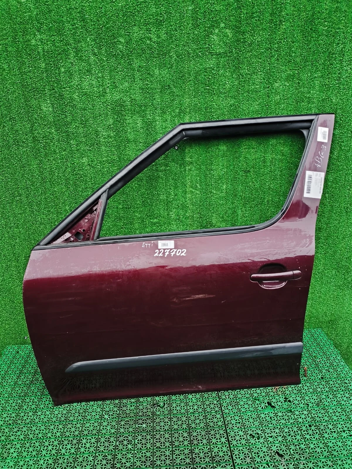 Дверь SKODA YETI 2010- передняя левая коричневая б/у YETI(2010-