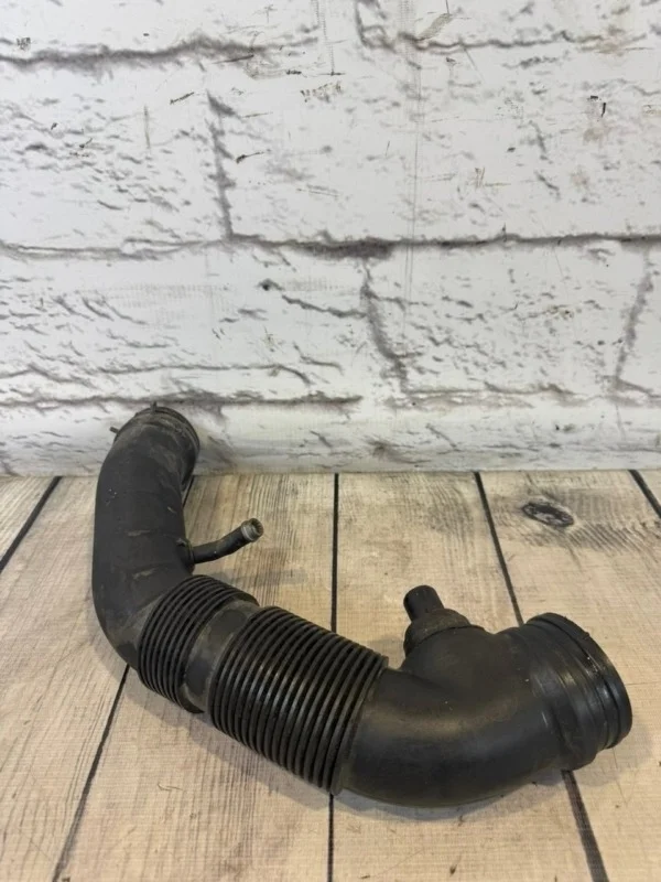 Патрубок воздуховод двс Audi A3