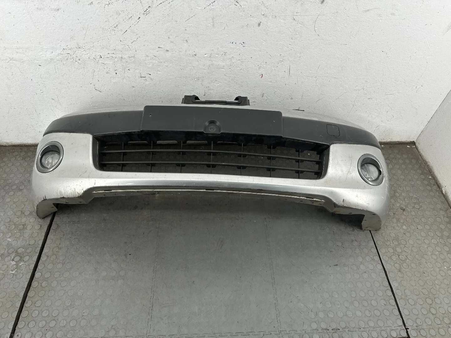 Бампер Nissan Note E11 2005-2013 КПП 5-ст.мех.(МКПП) HR16DE Бензин 1.6 л Инжектор