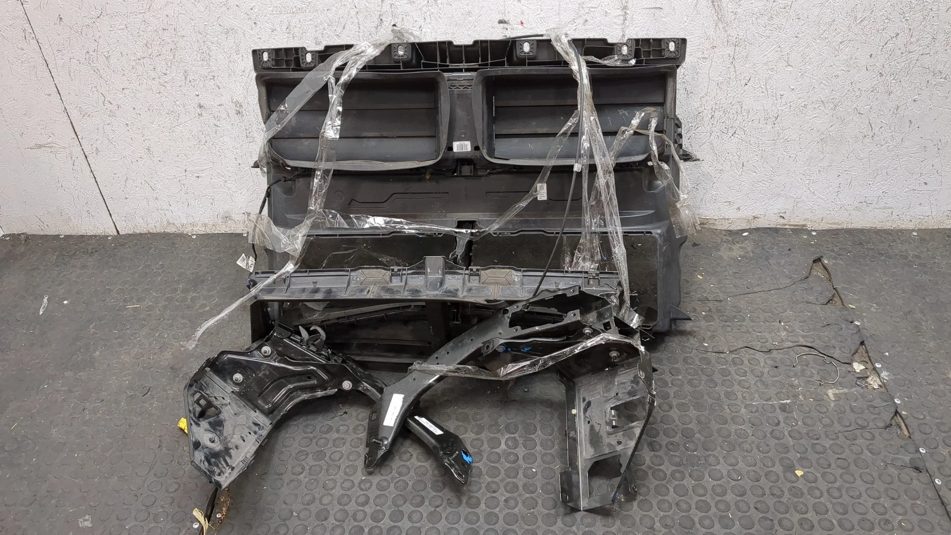 Рамка передняя (телевизор) BMW X1 (F48) 2015-2022 КПП 6-ст.мех.(МКПП) B38A15A Бензин 1.5 л Турбо-инжектор