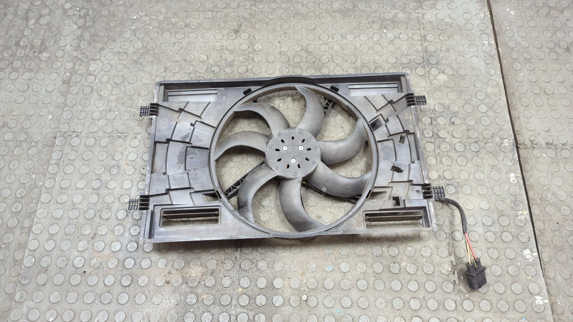 Вентилятор радиатора Skoda Octavia (A7) 2013-2023 КПП 6-ст.мех.(МКПП) DKRF Бензин 1 л TSI