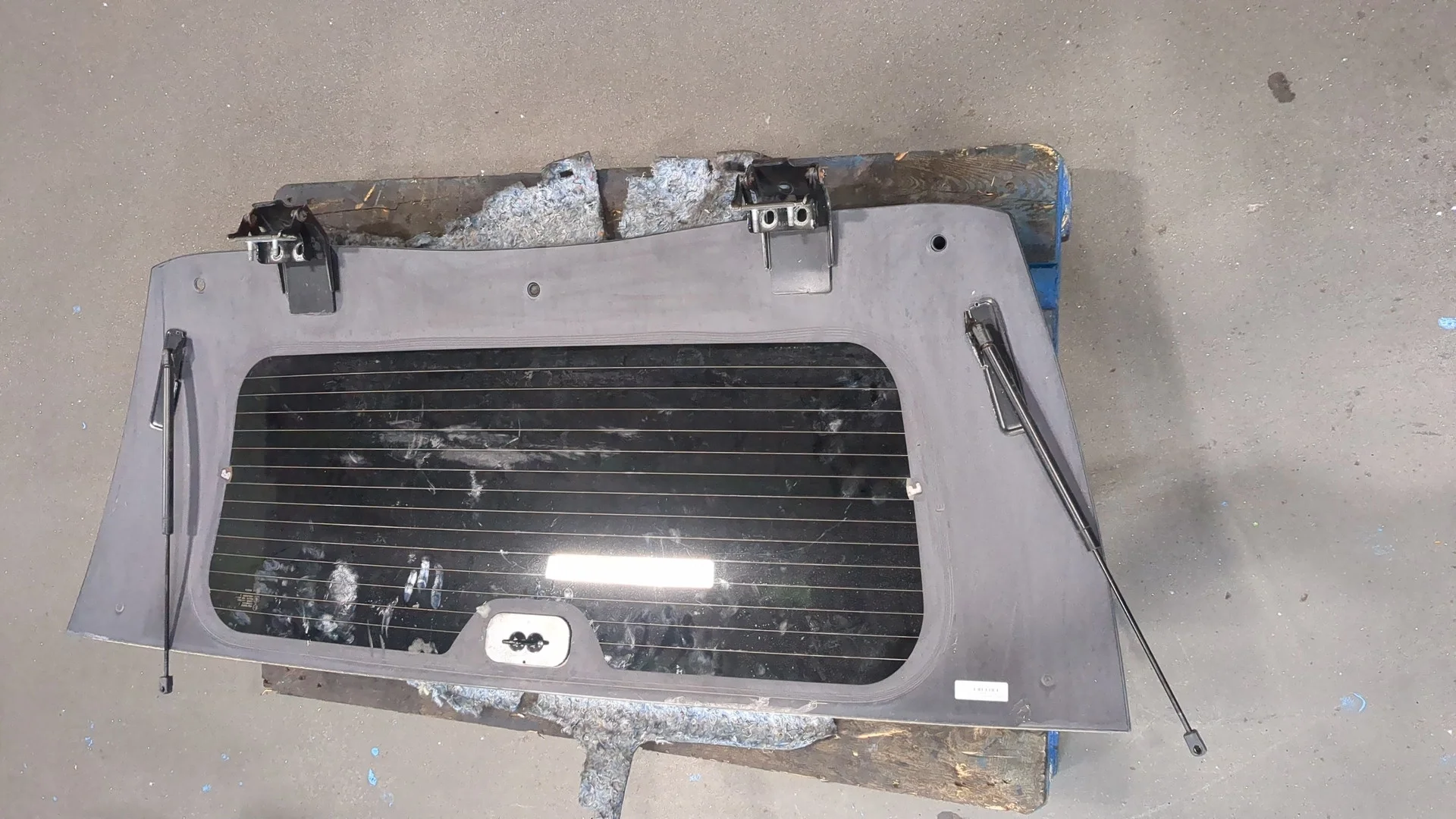 Стекло заднее Cadillac Escalade 3 2006-2014 КПП автомат 4х4 (АКПП) L92 Бензин 6.2 л Инжектор