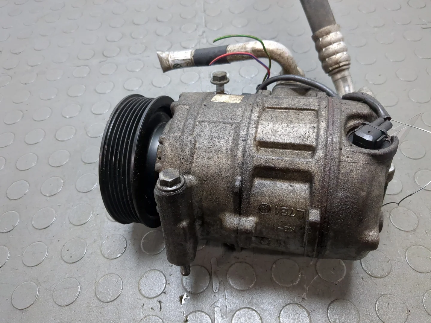 Компрессор кондиционера Volkswagen Touareg 2010-2014 КПП автомат 4х4 (АКПП) CRCA Дизель 3 л TDI