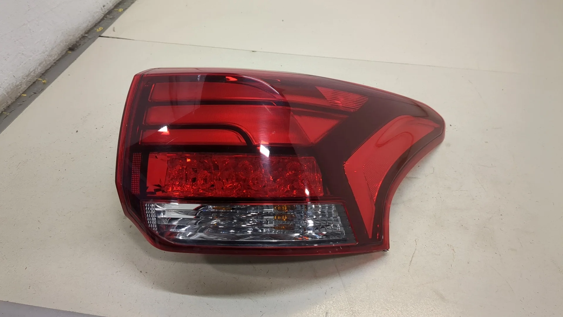 Фонарь (задний) Mitsubishi Outlander 2012-2021 КПП автомат 4х4 (АКПП) 4B11 Гибридный 2 л Инжектор