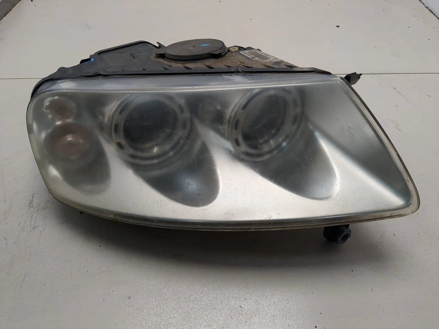 Фара (передняя) Volkswagen Touareg 2002-2007 КПП автомат 4х4 (АКПП) AXQ Бензин 4.2 л Инжектор