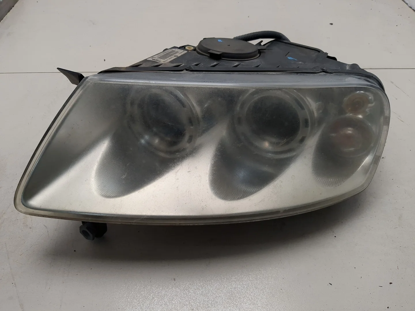 Фара (передняя) Volkswagen Touareg 2002-2007 КПП автомат 4х4 (АКПП) AXQ Бензин 4.2 л Инжектор