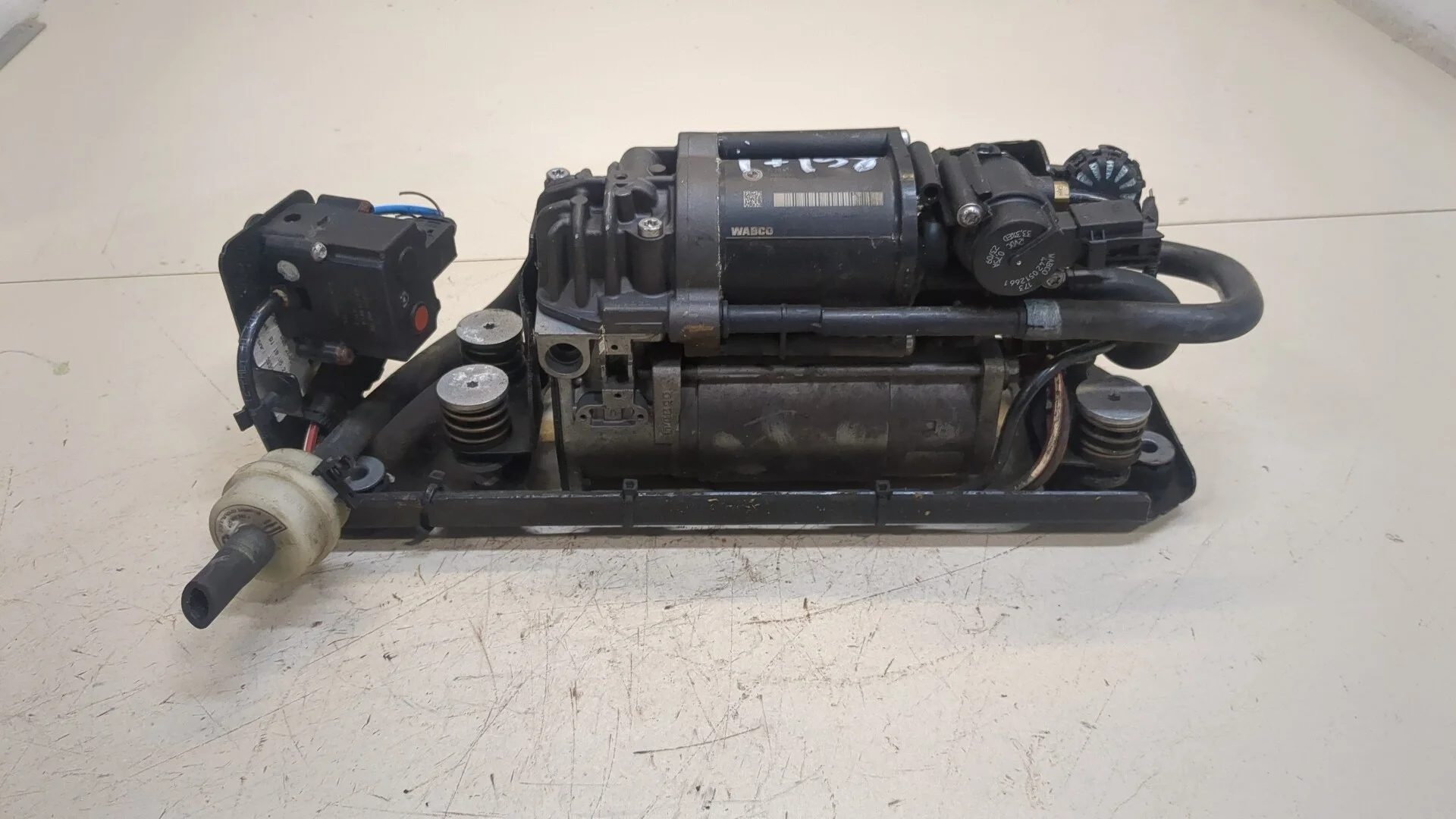 Компрессор воздушный (пневмоподвески) BMW 7 F01 2008-2015 КПП автомат (АКПП) N63B44A Бензин 4.4 л Турбо-инжектор