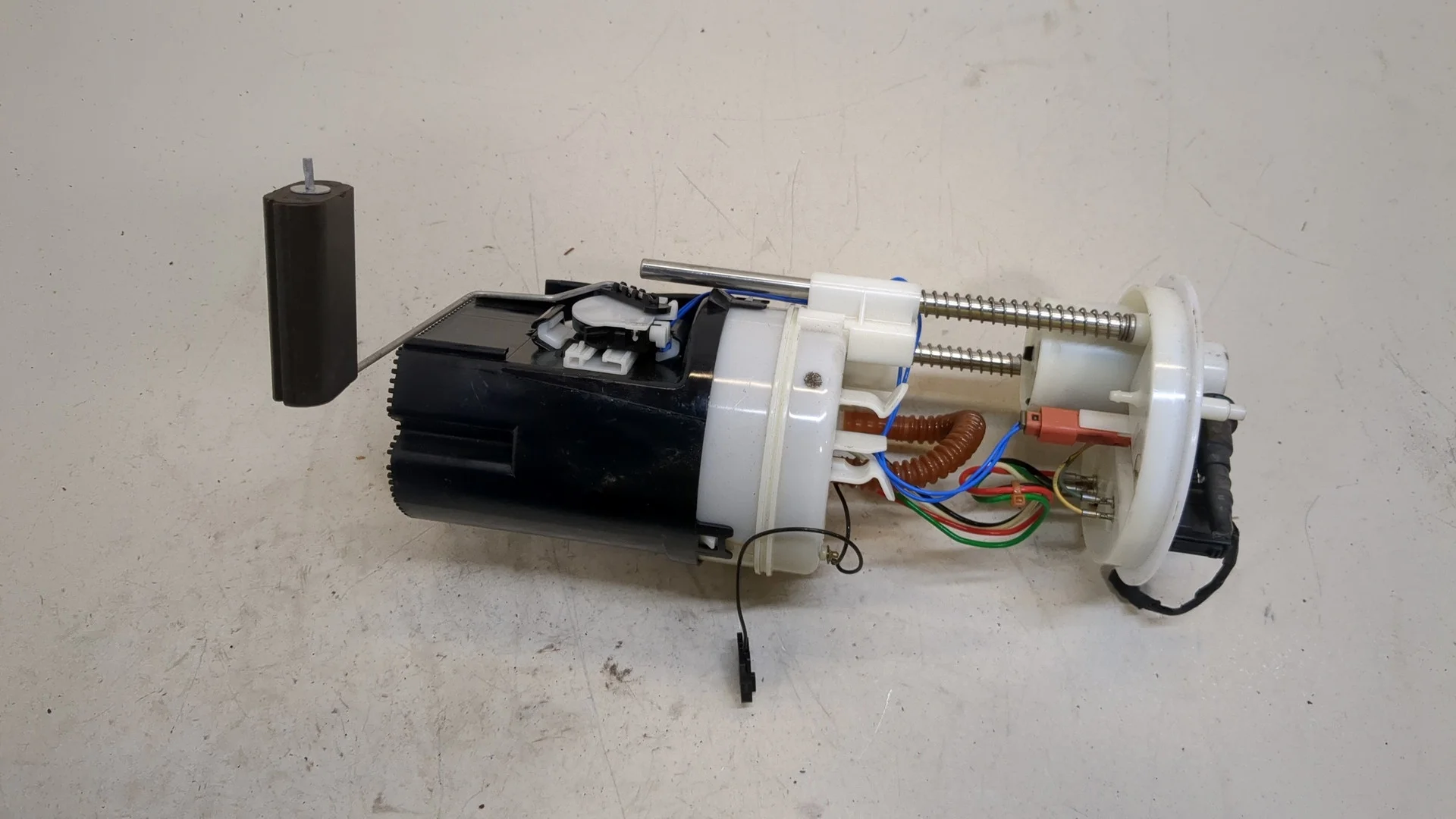 Насос топливный электрический BMW X6 E71 2007-2014 КПП автомат 4х4 (АКПП) N63B44A Бензин 4.4 л Турбо-инжектор