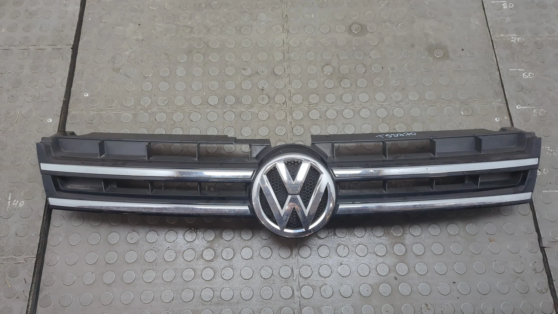Решетка радиатора Volkswagen Touareg 2010-2014 КПП автомат 4х4 (АКПП) CRCA Дизель 3 л TDI
