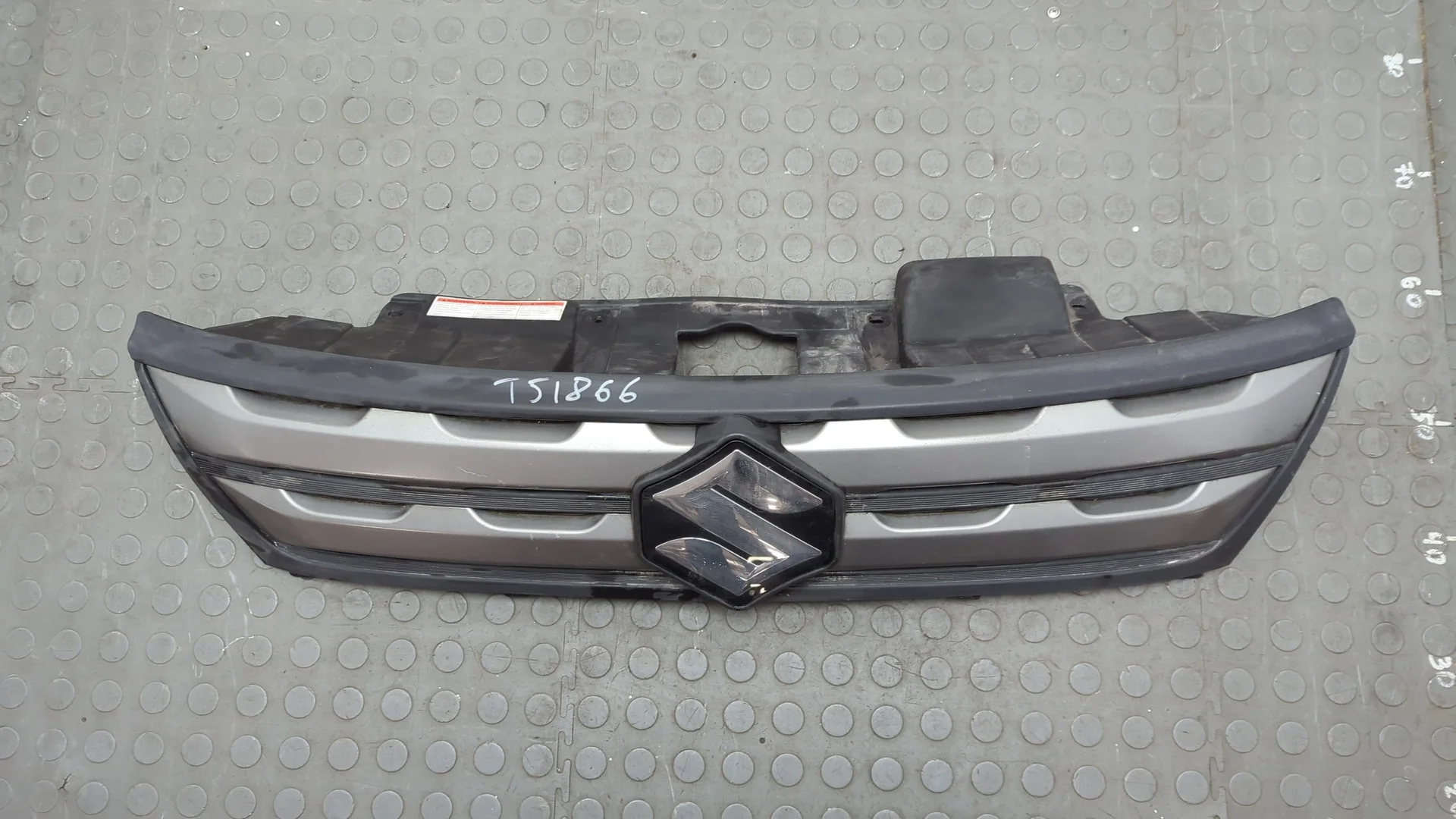 Решетка радиатора Suzuki Vitara 2013-2022 КПП 5-ст.мех.(МКПП) M16A Бензин 1.6 л Инжектор