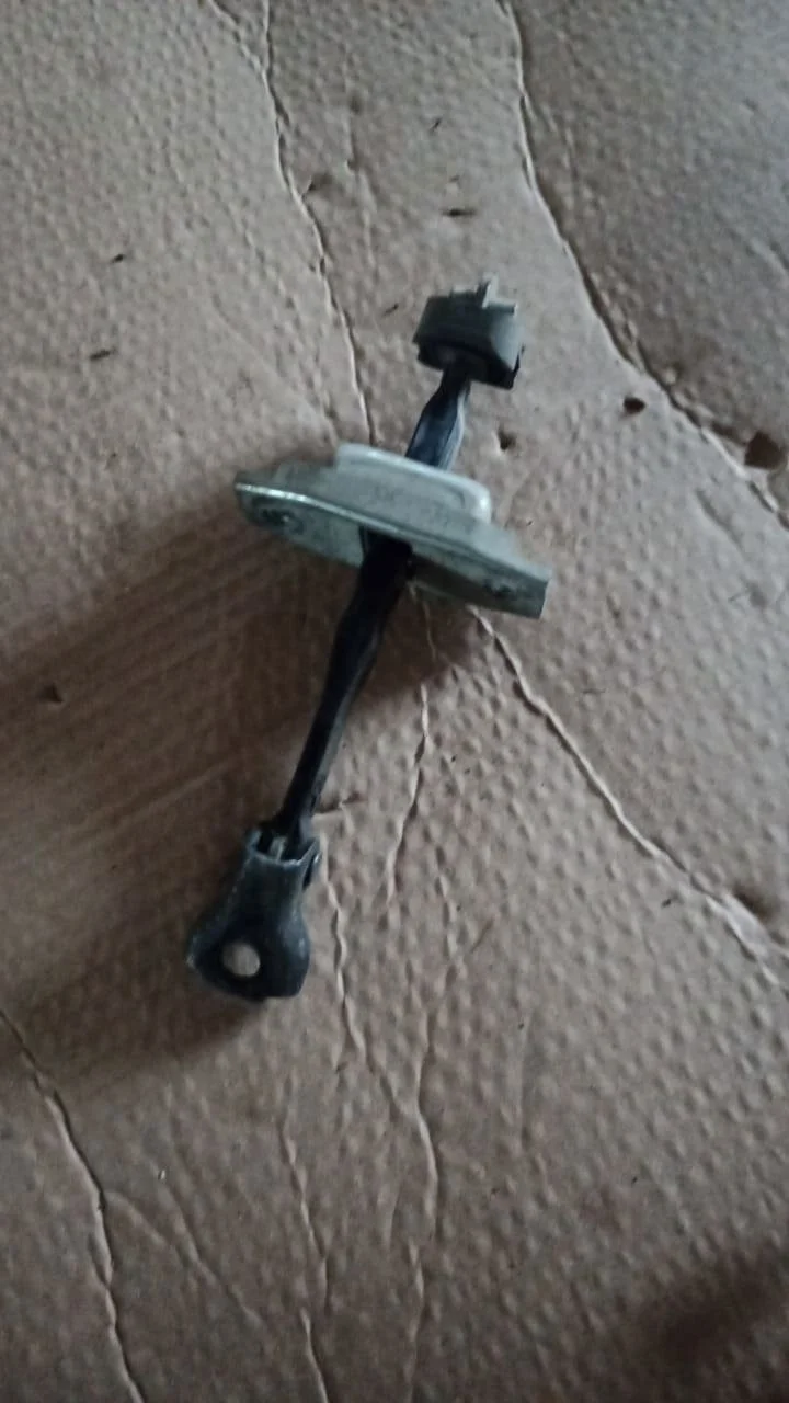 Ограничитель двери Toyota Camry XV50 (2011—2014)