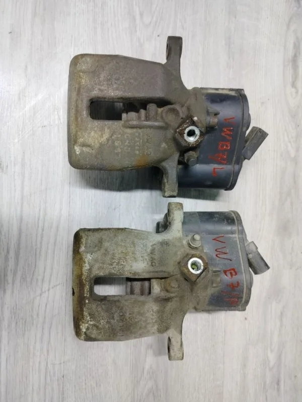 Суппорт задний Volkswagen Passat 2013 B7