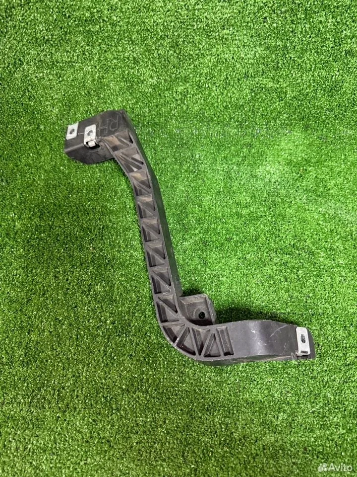 Кронштейн правой фары mercedes a1666263731