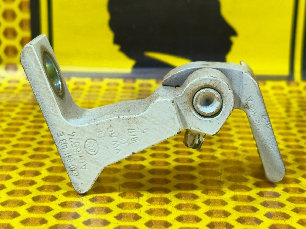 Петля двери передняя нижняя Volkswagen Passat 2017 8X0831403B 3G5 CUAA, левая