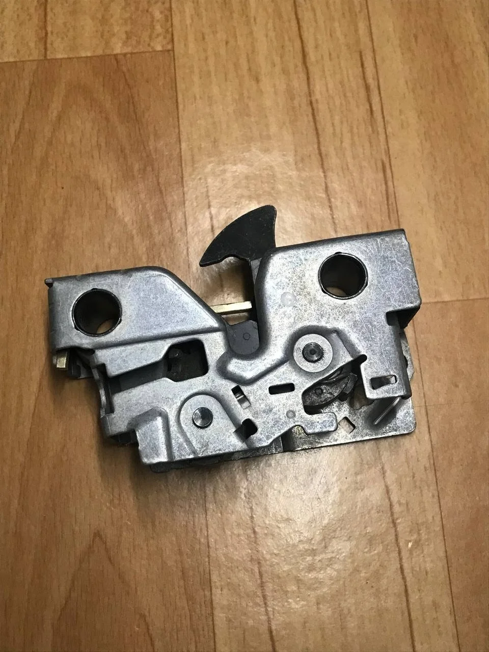 Замок капота Skoda Rapid 5JA823509D