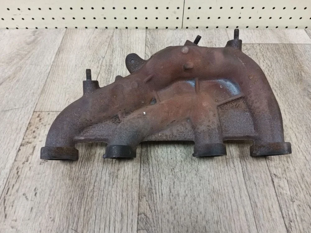 Коллектор выпускной Volkswagen Jetta V (2005—2011) Jetta V (2005—2011) 2CA, 2CB, 2CH, 2CJ, 2KA, 2KB, 2KH, 2KJ, 3C2, 3C5, 5P1, 5P5, 5P8, 1Z3, 1Z5, 933, 1P1, 1K2, 1T1, 1T2, 1K1, 5K1, AJ5, 521, 5M1, 8P1, 8PA, 8P7, 8PAXW, 8PAXX