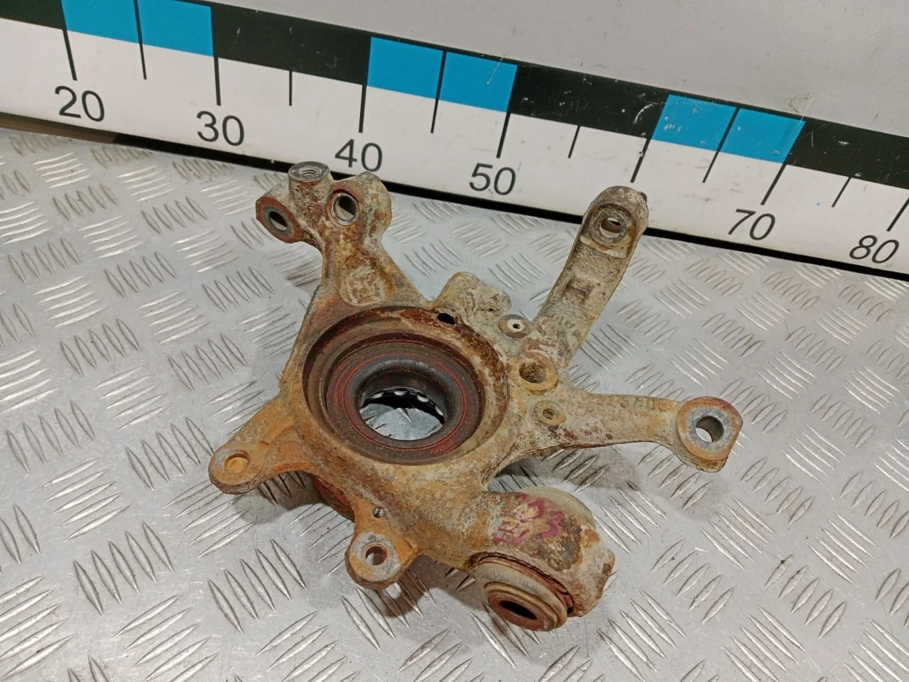 [Б/У] Кулак поворотный Mercedes W203 - Сайлентблок под замену, сломан 1 болт в креплении [Незначительные дефекты] [Код: 00676581 ]