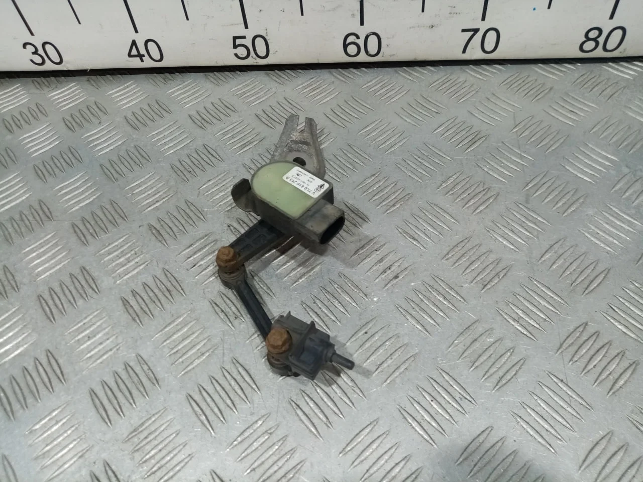 [Б/У] Датчик регулировки дорожного просвета - Дефект крепления [Незначительные дефекты] [Код: 00676584 ]