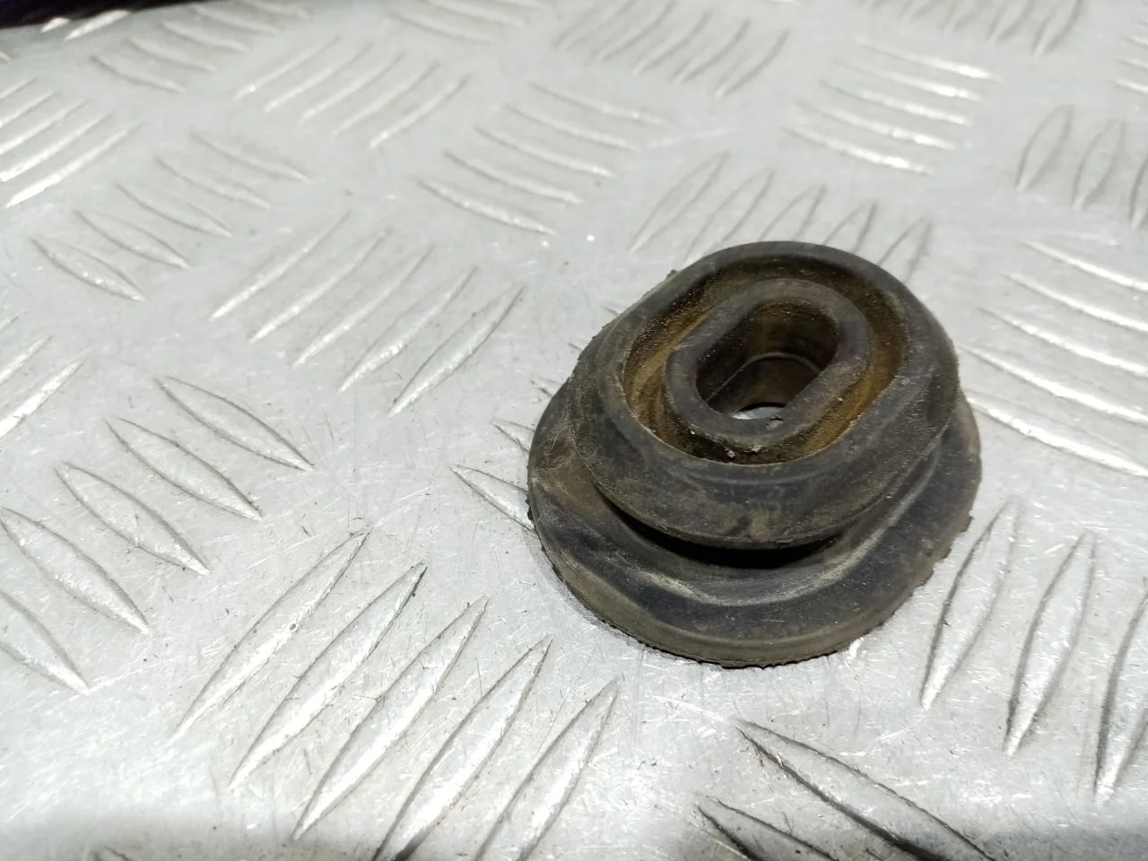 [Б/У] Кронштейн крепления радиатора нижний [Код: 00678439 ]