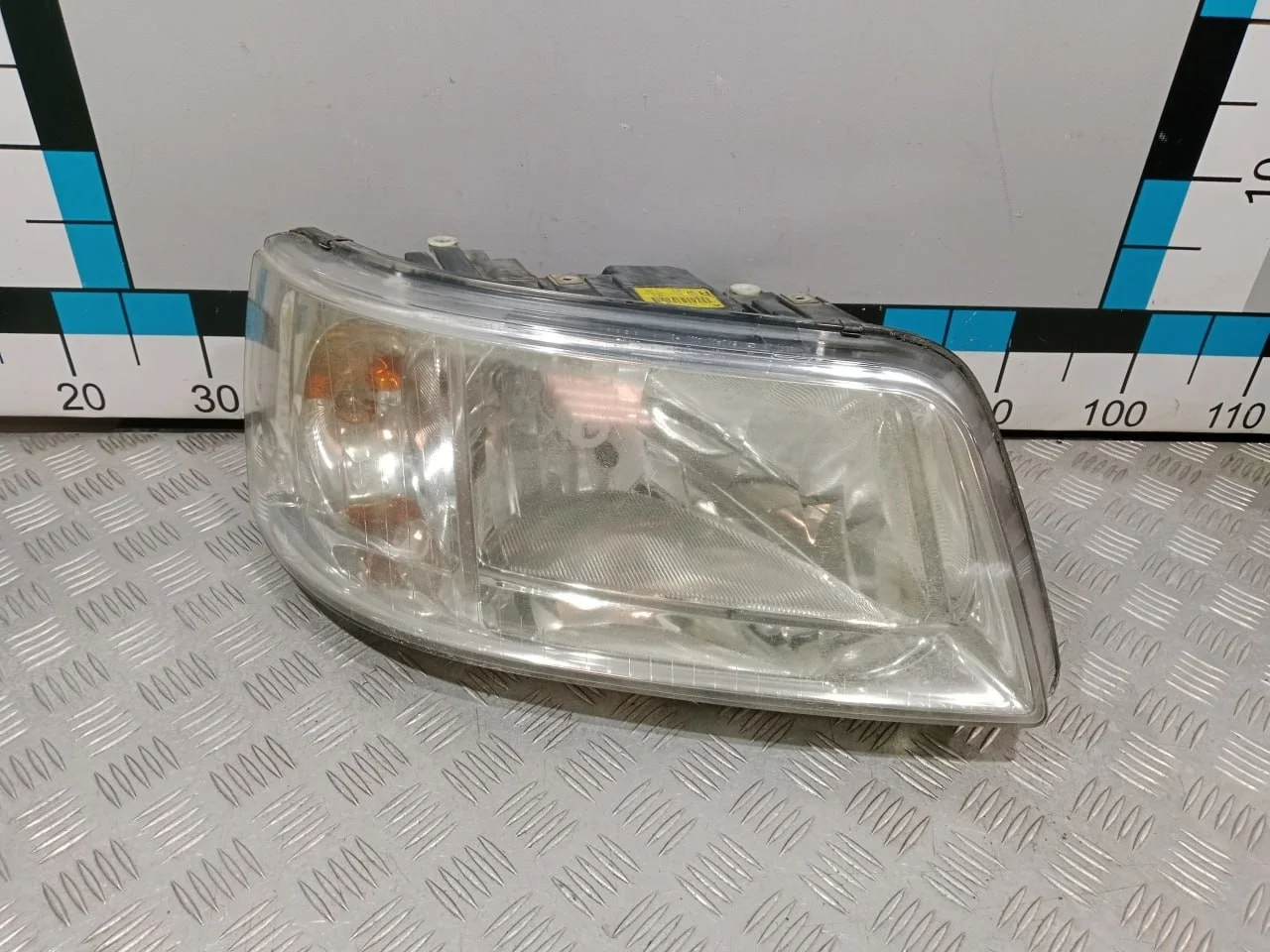 [Б/У] Фара правая галоген VW Transporter T5 - Микро трещины на стекле [ХОРОШЕЕ] [Код: 00676801 ]
