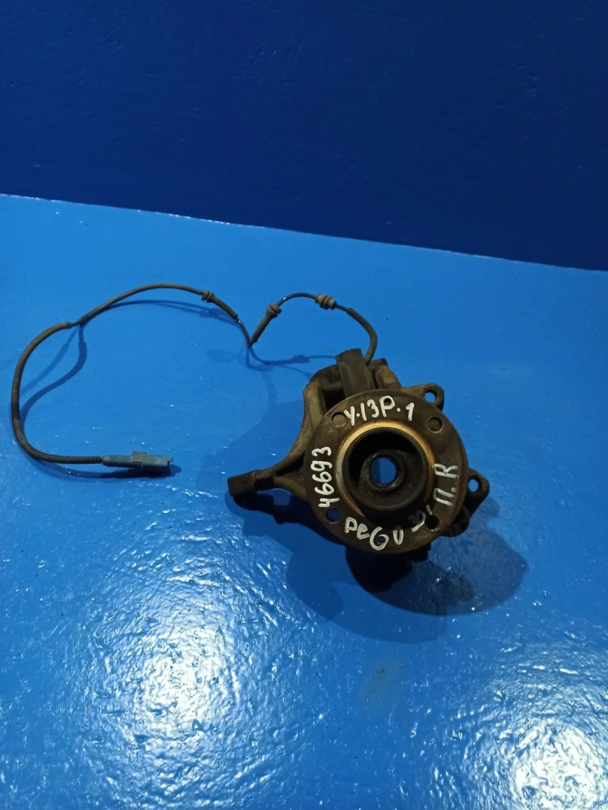 Кулак поворотный правый Peugeot 301 I (2012—2016)