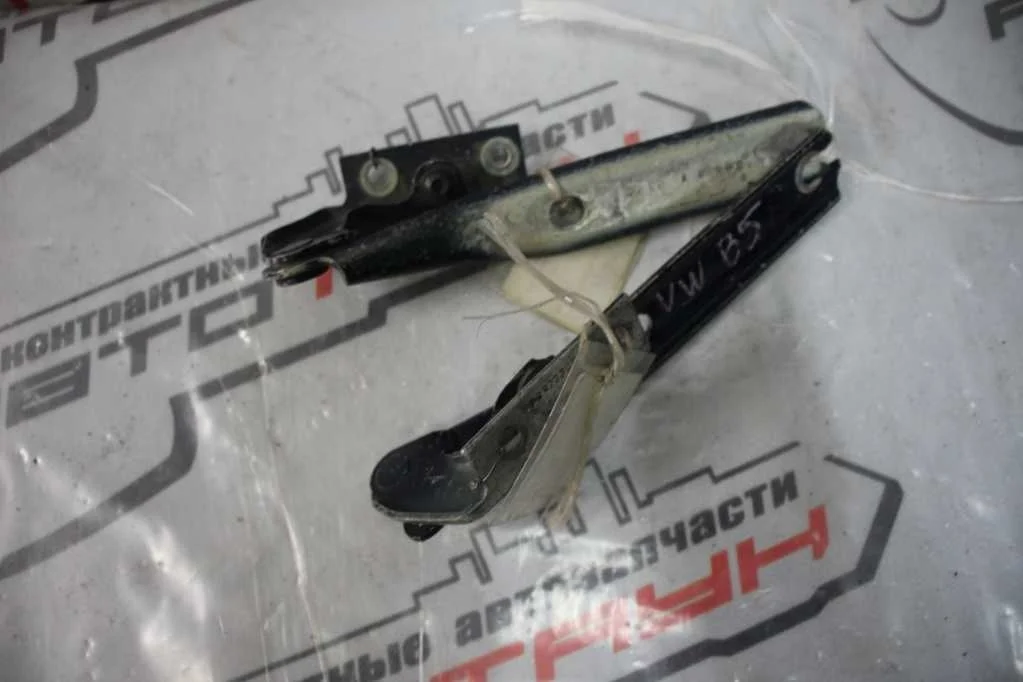 КРОНШТЕЙН КАПОТА VOLKSWAGEN SKODA ПРАВЫЙ 3B0823301A