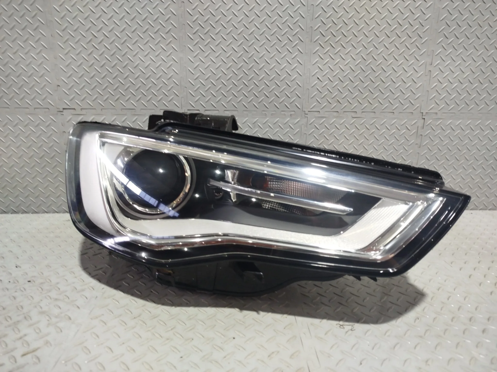 ФАРА AUDI ПРАВО 8V0941006A NA8378