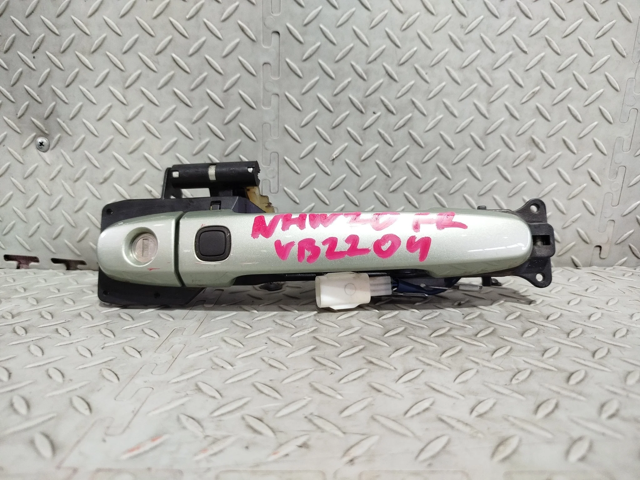 РУЧКА ДВЕРИ ВНЕШНЯЯ TOYOTA DAIHATSU SCION ПЕРЕД ПРАВО 6921012320 серо-зеленый, 6U0 VB2204