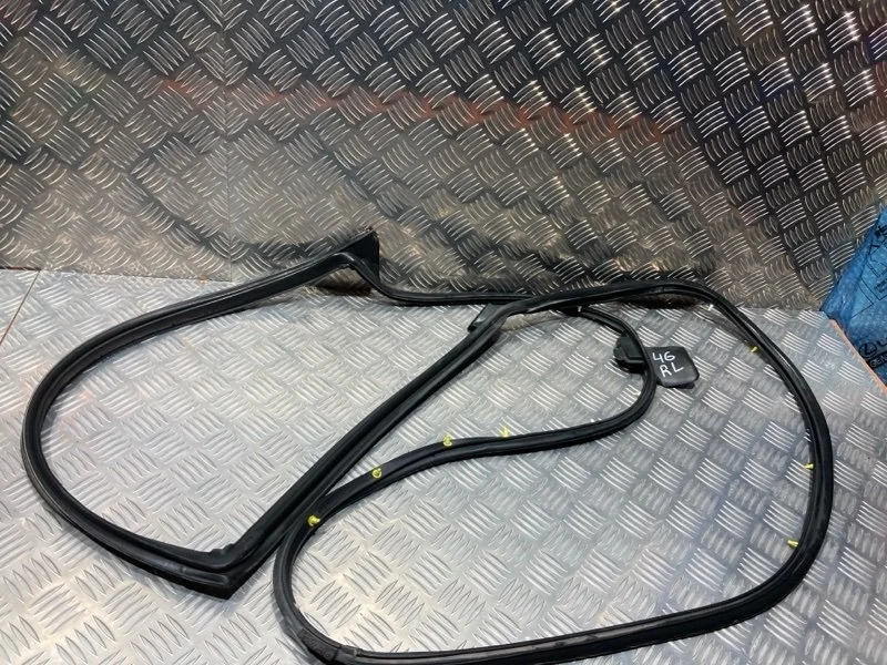 Уплотнитель двери TOYOTA Land Cruiser 2015 6787260110 URJ200 1VD-FTV 4.5, задний левый