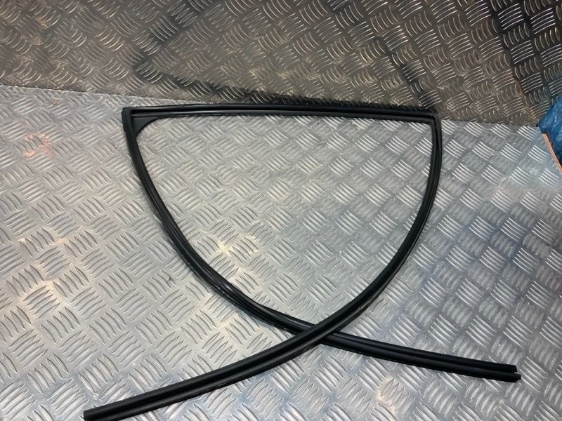 Уплотнитель стекла двери TOYOTA Land Cruiser 2015 6815260050 URJ200 1VD-FTV 4.5, задний левый