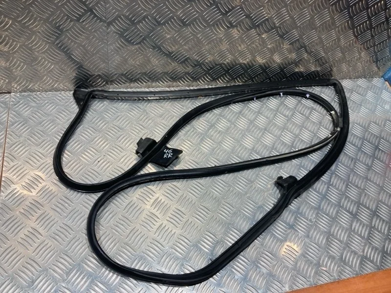 Уплотнитель двери задней правой Toyota Land Cruiser 2015 6787160110 URJ200 1VD-FTV 4.5