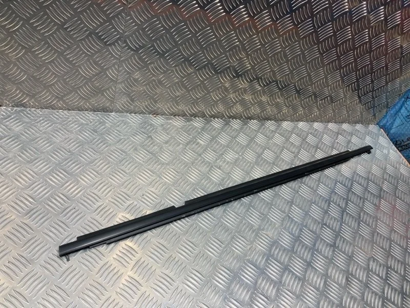 Молдинг стекла наруж зад прав TOYOTA Land Cruiser 2015 7573060050 URJ200 1VD-FTV 4.5