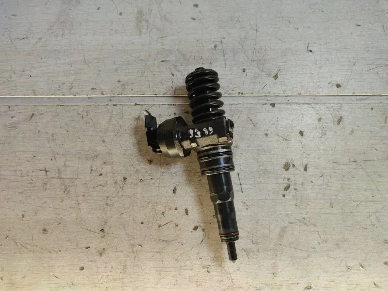 Форсунка топливная Volkswagen Passat 038130073AG B5 AVF