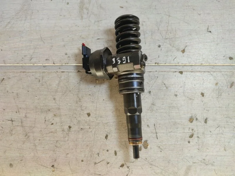 Форсунка топливная Volkswagen Passat 038130073AG B5 AVF