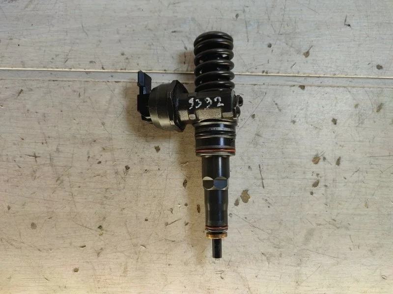 Форсунка топливная Volkswagen Passat 038130073AJ B5 AVF