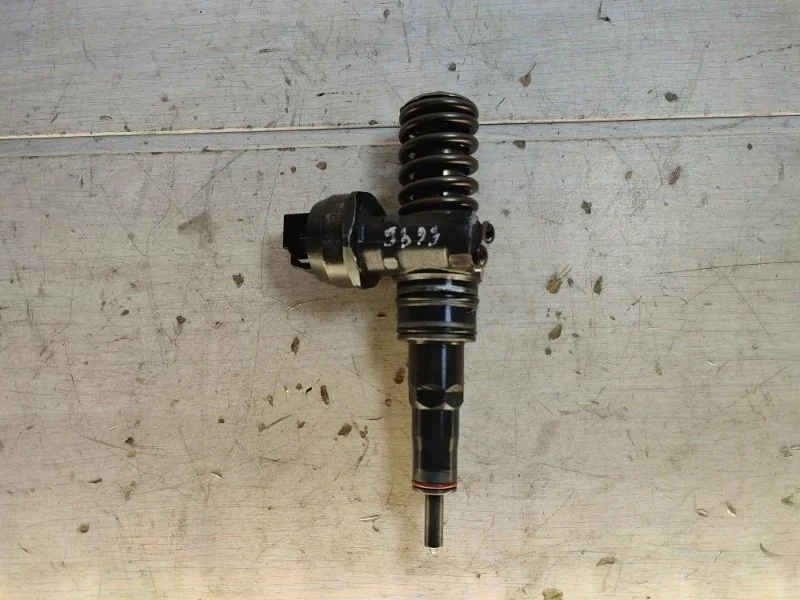 Форсунка топливная Volkswagen Passat 038130073AJ B5 AVF