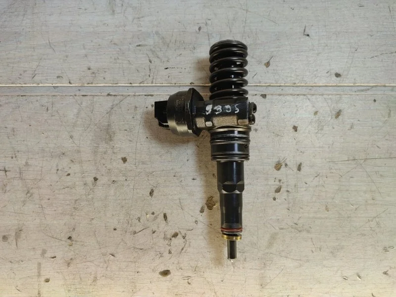 Форсунка топливная Volkswagen Passat 038130073AJ B5 AVF