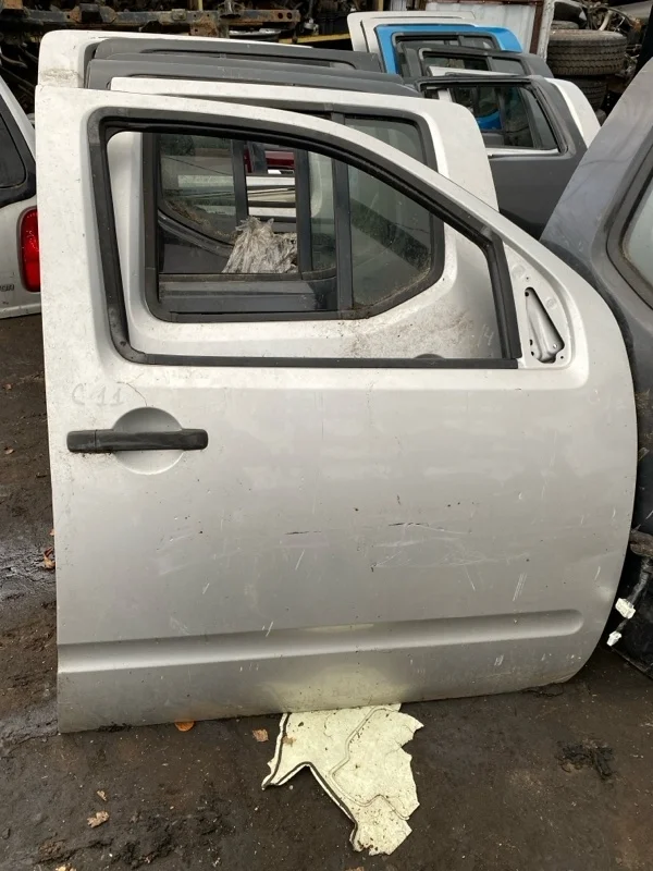 Дверь передняя правая Nissan Navara (D40) 2004-2015 2007 80100EB330 2.5 D YD25DDTI