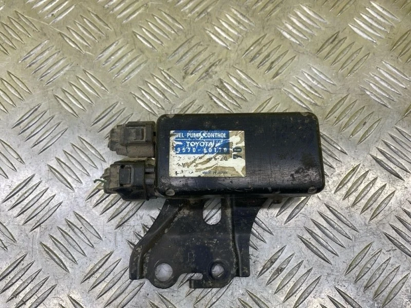 Блок управления топливным насосом Toyota Land Cruiser Prado 150 (2009-2023) 2015 8957060170