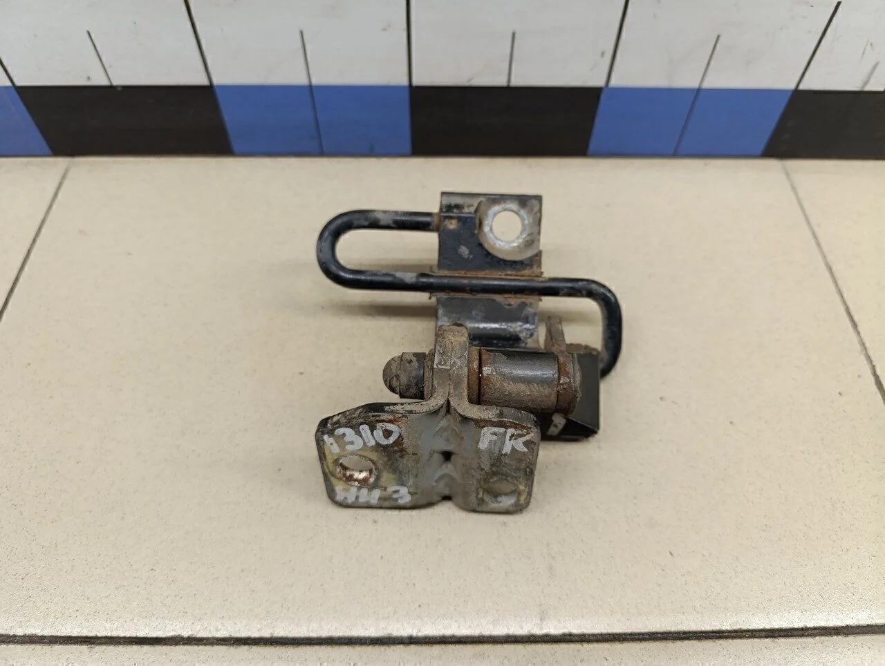 Петля двери передней правой нижняя Passat [B6] 2005-2010