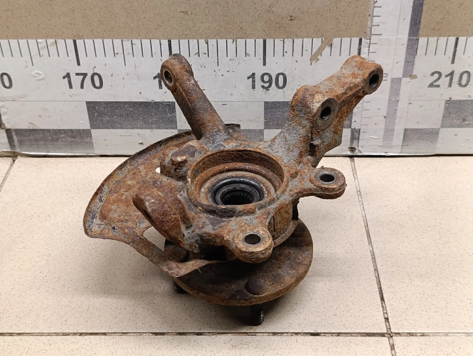 Кулак поворотный передний левый Almera Classic (B10) 2006-2013