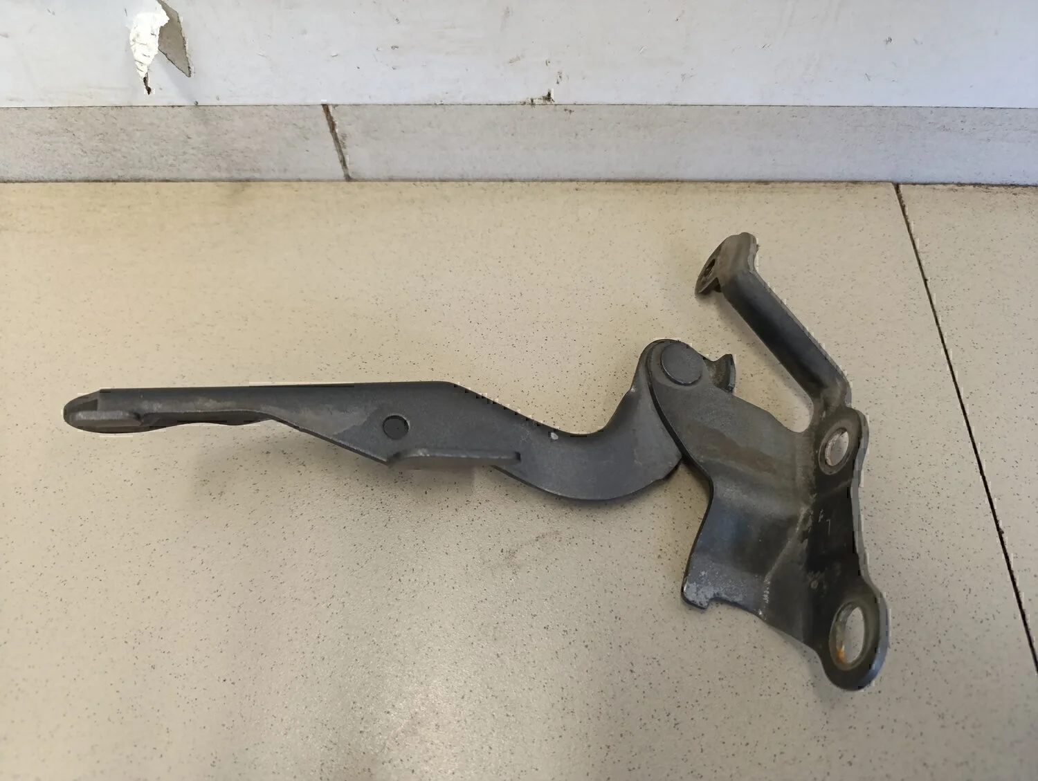 Петля капота левая Corolla E12 2001-2006