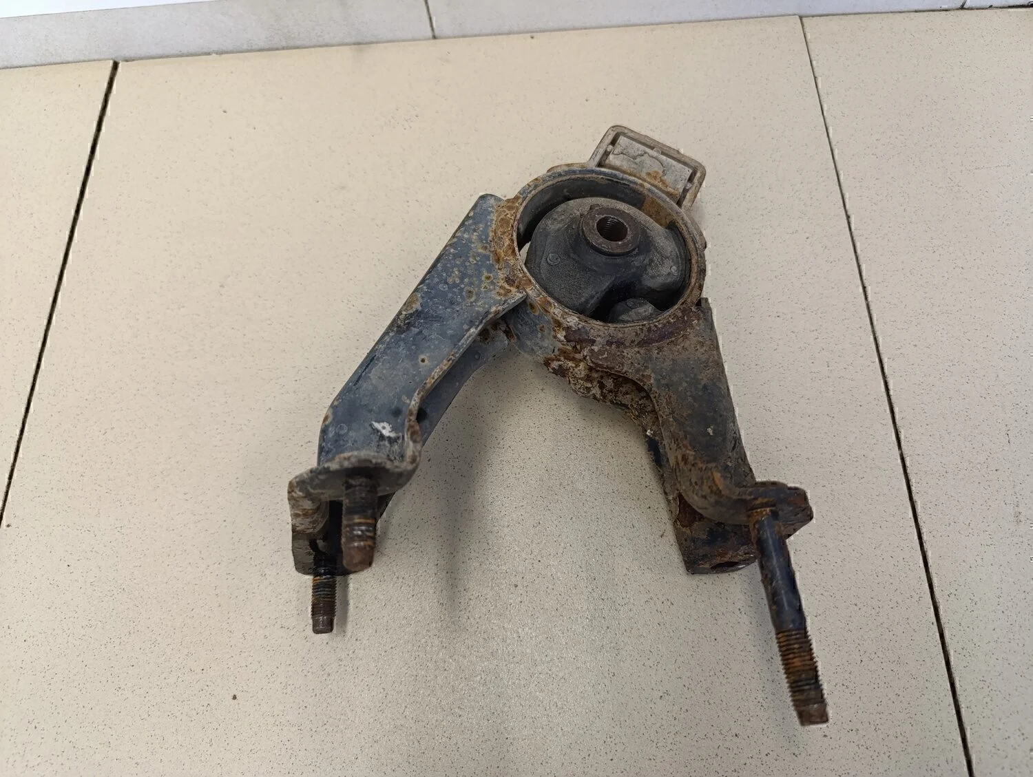 Опора двигателя задняя Corolla E12 2001-2006